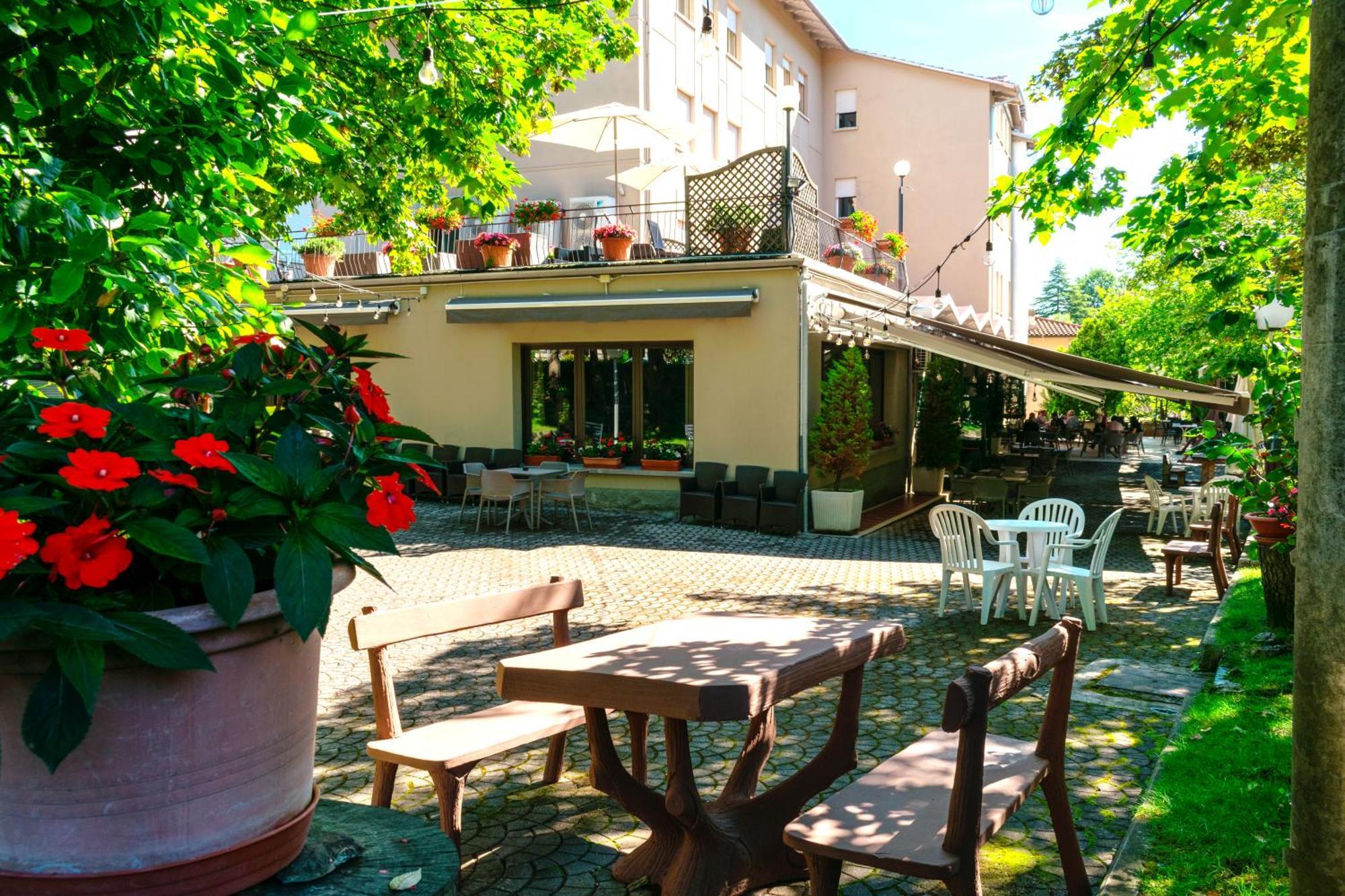 Hotel Falco D'Oro Tole Buitenkant foto