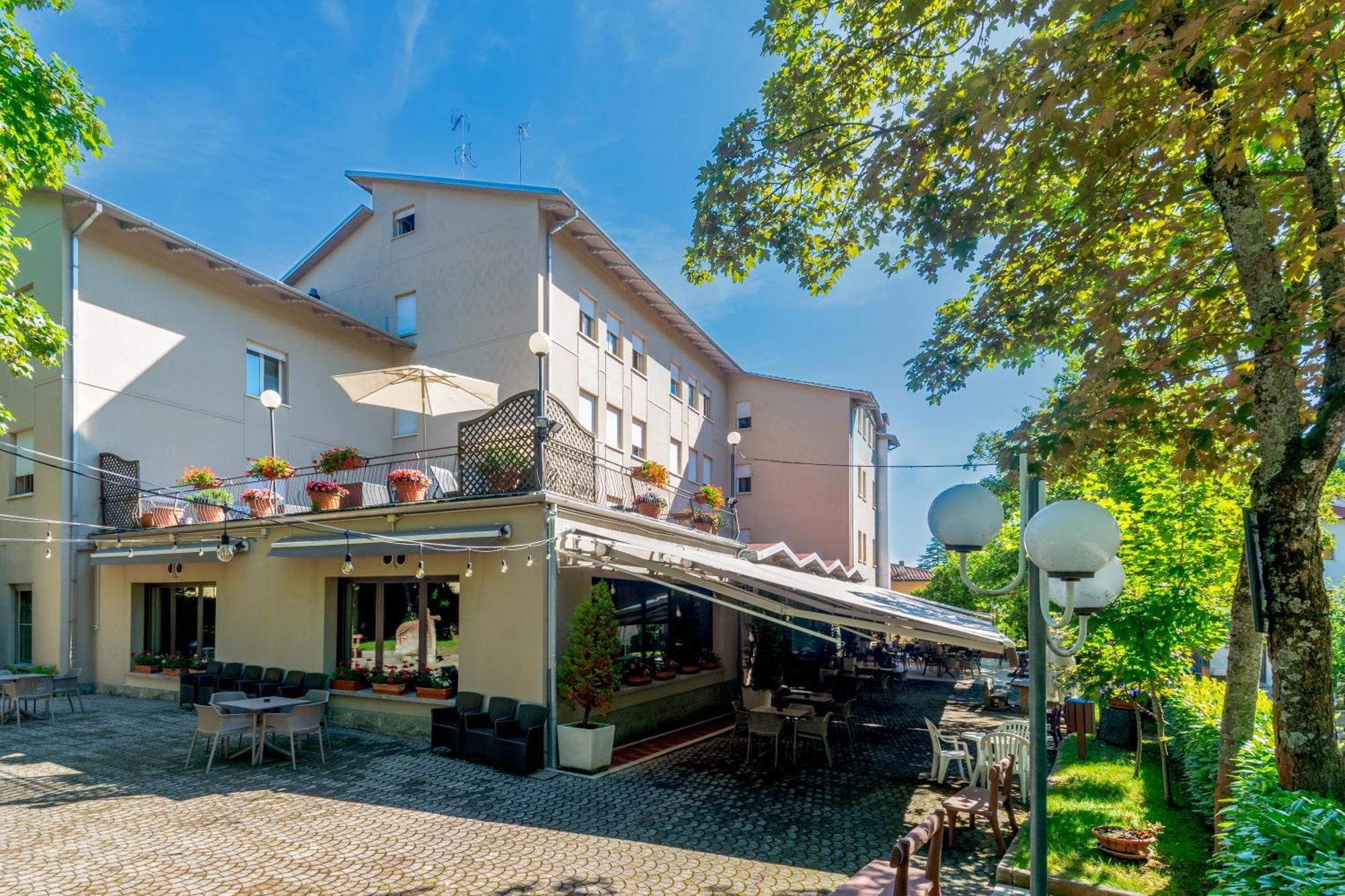 Hotel Falco D'Oro Tole Buitenkant foto