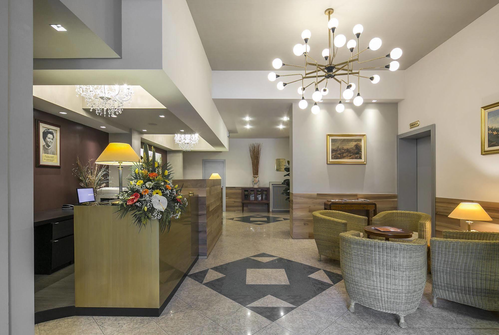 Hotel Falco D'Oro Tole Buitenkant foto